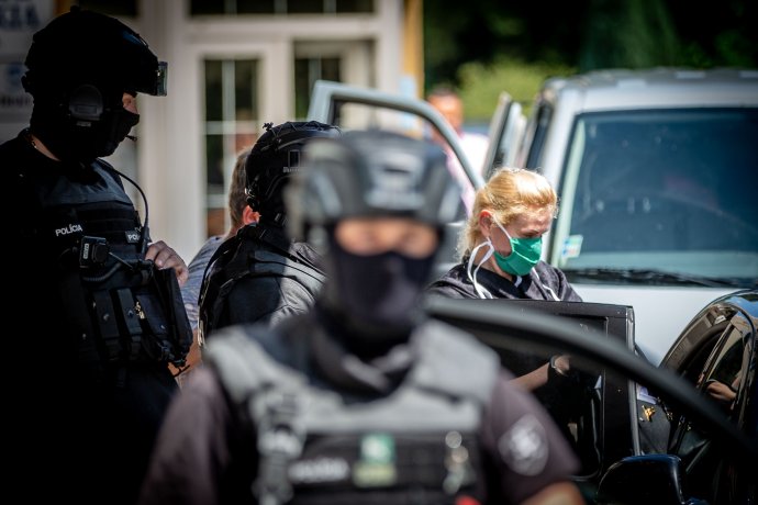 Moniku Jankovskú odvážajú z polície. Foto N - Tomáš Benedikovič