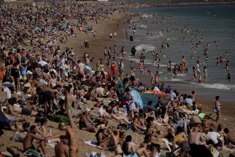 Pláž v anglickom Brightone. Foto - ap/tasr