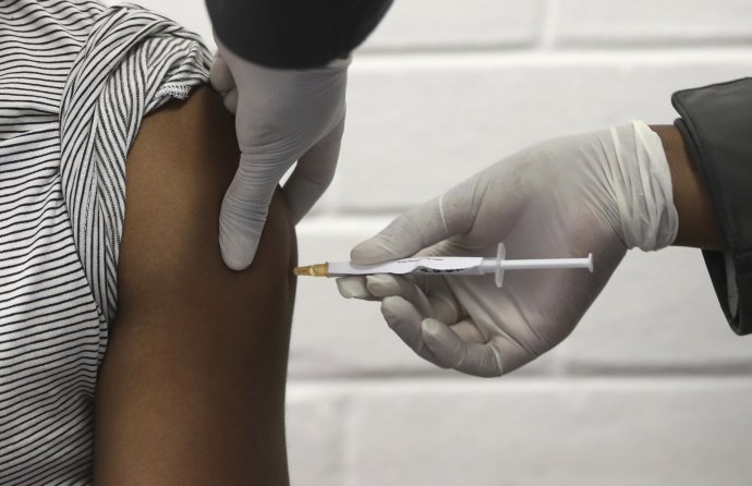 Dobrovoľníčka sa necháva testovať možnou vakcínou proti COVID-19 v Južnej Afrike. Túto verziu sa snaží vyvinúť britská univerzita v Oxforde. Foto - TASR/AP