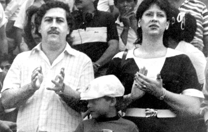Na archívnej snímke bez udania dátumu je Pablo Escobar (vľavo) s manželkou Victoriou Henao Vellejo (vpravo) a s ich synom na futbalovom zápase v Bogote. Foto - TASR/AP