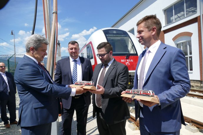 Generálny riaditeľ ZSSK Hlubocký a minister Doležal (prvý a druhý sprava) vo Vrútkach predviedli nové motorové vlaky pre regionálne trate. Foto - TASR