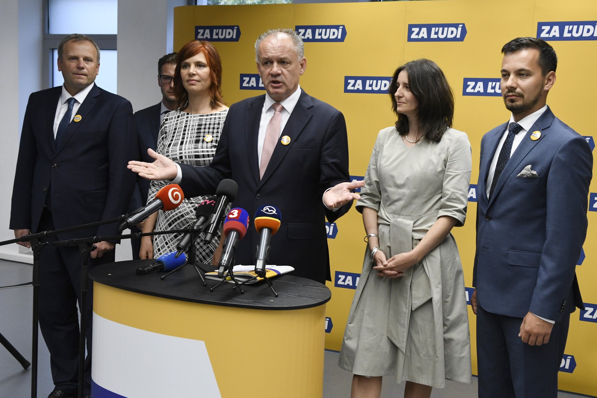 Andrej Kiska a ďalší lídri strany Za ľudí na zakladajúcom sneme. Foto - TASR