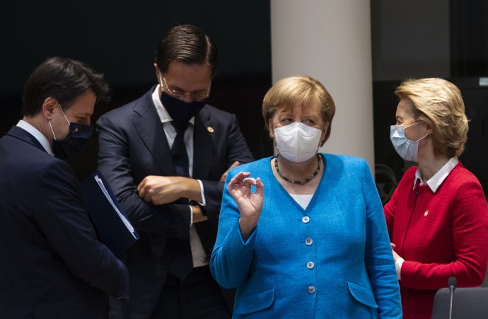 Angela Merkelová v debate s Giuseppem Contem, Markom Rutteom a Ursulou von der Leyenovou. Foto - TASR/AP