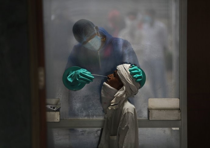 Zdravotník v nemocnici v Naí Dillí pripravuje test na covid-19. Ilustračné foto - TASR/AP