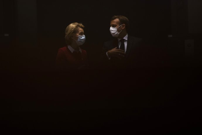 Predsedníčka Európskej komisie Ursula von der Leyenová a francúzsky prezident Emmanuel Macron počas samitu EÚ. Foto - TASR/AP