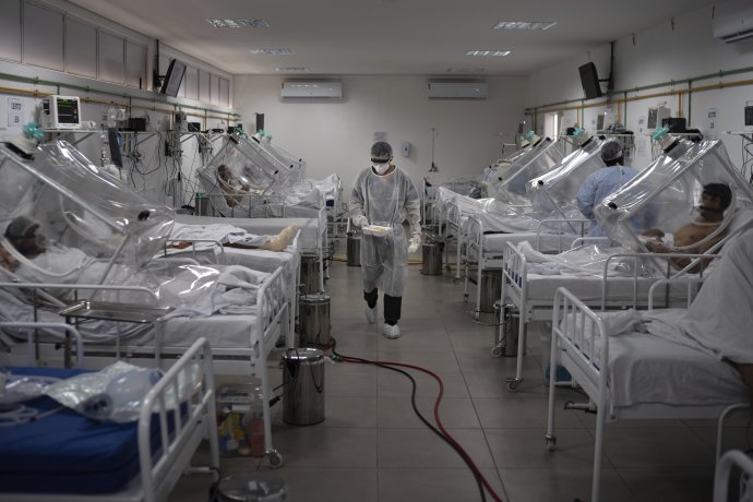 Pacienti s COVID-19 sa liečia v poľnej nemocnici v brazílskom meste Manaus, máj 2020. Ilustračné foto – TASR/AP