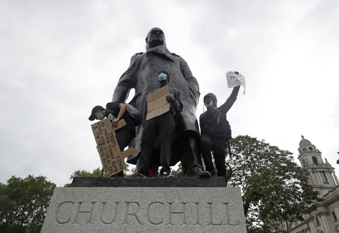 Protestujúci stoja na soche bývalého premiéra Winstona Churchilla počas demonštrácie proti smrti Georgea Floyda. Foto - TASR/AP