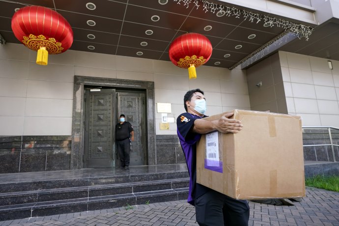 Číňania sa sťahujú z konzulátu v Houstone. Foto - TASR/AP