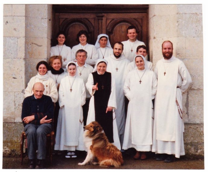 Katolícka komunita vo Francúzsku, v ktorej strávila päť rokov (1990 – 1995). Mária Ščepková je v strednom rade s čiernym šálom. Foto - archív M. Š.