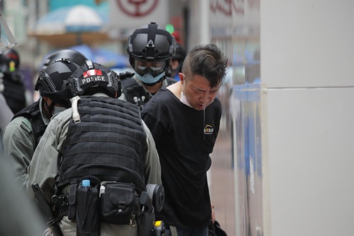 Polícia zatýka protestujúceho v Hongkongu. Foto - TASR