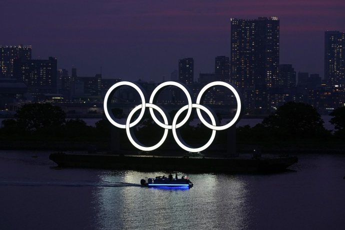 Plávajúce olympijské kruhy v štvrti Odaiba v Tokiu po západe slnka. Ilustračné foto - TASR/AP