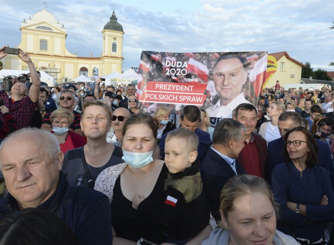 Podporovatelia Andrzeja Dudu na volebnom mítingu. Foto - TASR/AP
