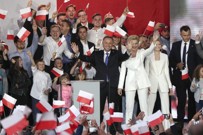 Andrzej Duda zdraví priaznivcov počas čakania na výsledky prezidentských volieb. Foto - TASR/AP