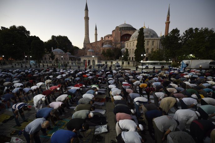 Po rozhodnutí súdu a Erdogana sa v piatok moslimovia zhromaždili pri Hagii Sofii na večerné modlitby. Foto – TASR/AP