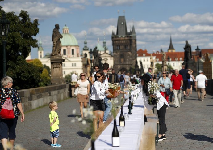 Koncom júna v Prahe na počesť porazenia pandémie usporiadali večer na Karlovom moste. Koronavírus však v Česku zatiaľ neporazili. Foto - TASR/AP