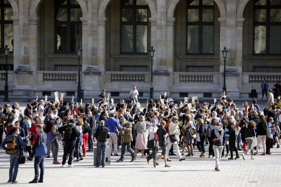 Protest turistických sprievodcov pred znovuotvoreným Louvrom. Foto - TASR/AP