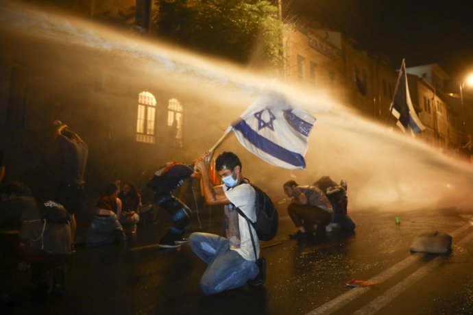 Izraelská polícia použila cez víkend vodné delo proti protestujúcim pred rezidenciou izraelského premiéra v Jeruzaleme. Foto - TASR/AP