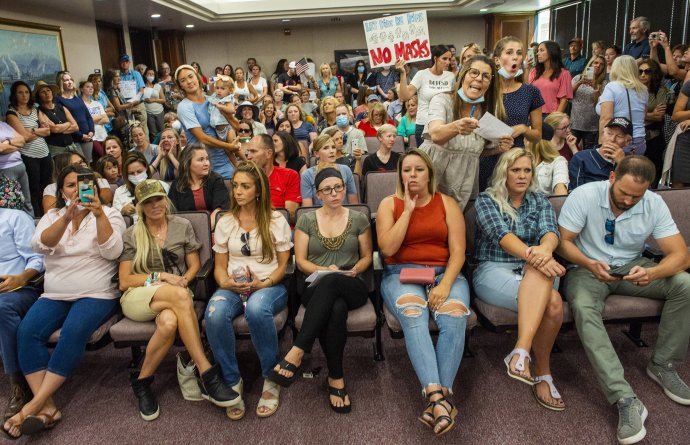 Na debatu, či zaviesť rúška pre školákov v Utahu, prišli ľudia bez rúšok. Foto - TASR/AP