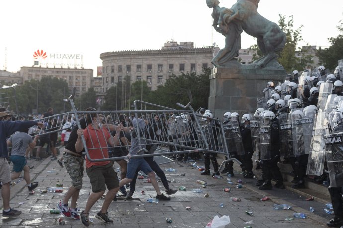 Nepokoje medzi radikálnymi demonštrantmi a políciou zo stredy. Foto - tasr/ap