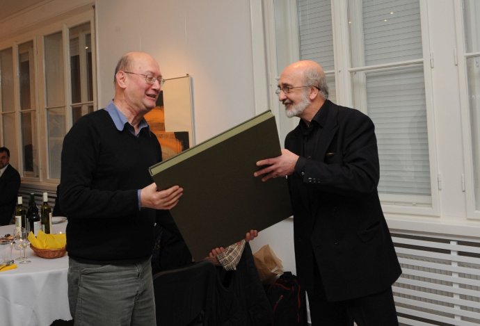 Etienne Cornevin (vľavo) preberá od Mariana Meška Cenu Christmas za rok 2009. Foto – Peter Procházka