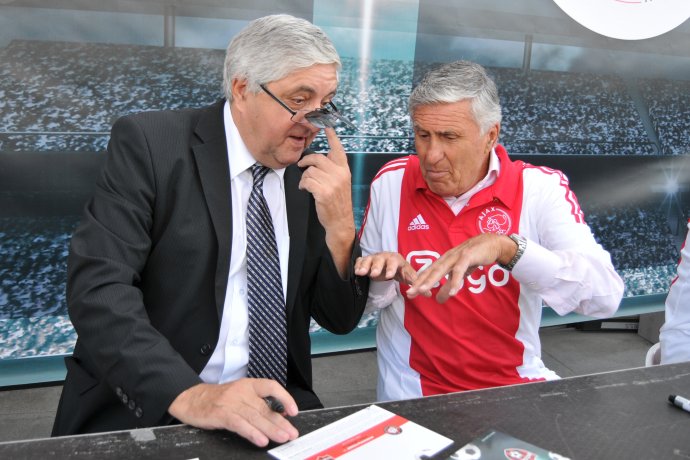 Karol Dobiáš a Sjaak Swart pri rozdávaní podpisov počas autogramiády pred otvorením Štadióna Antona Malatinského v Trnave v sobotu 22. augusta 2015. Foto – TASR/Lukáš Grinaj