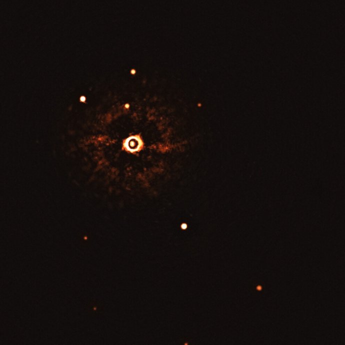 Prvý priamy záber exoplanetárneho systému hviezdy TYC 8998-760-1, ktorú obieha dvojica veľkých exoplanét. Zdroj - ESO/Bohn a kolektív