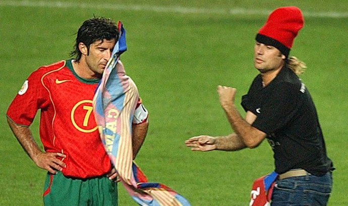 Záber z finále ME 2004: Portugalsko síce hralo proti Grécku, ale fanúšik hodil Figovi do tváre barcelonskú vlajku. Foto - archív TASR/AP