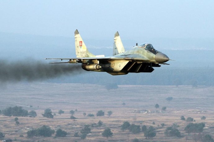 Stíhacie lietadlo MiG-29 sa zrútilo koncom septembra 2019 blízko obce Nové Sady pri Nitre. Pilot sa pri katapultáži ľahšie zranil. Foto - MOSR