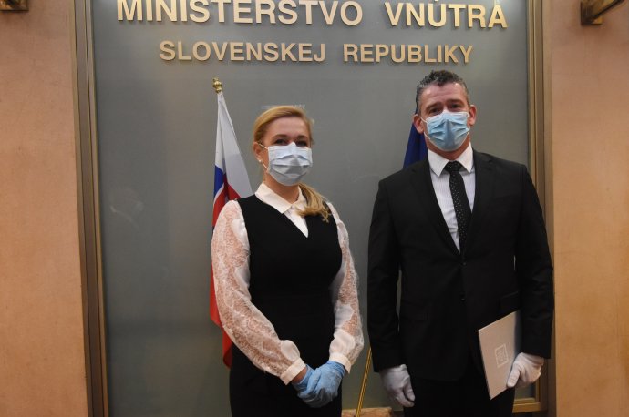 Minister vnútra Roman Mikulec pri preberaní ministerstva od Denisy Sakovej. Foto - TASR