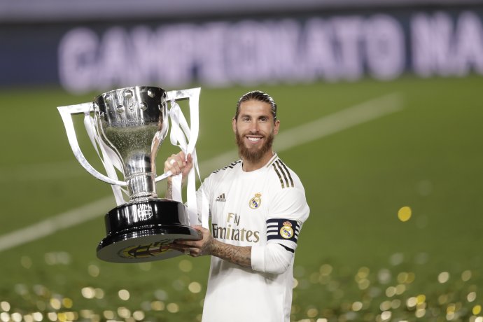 Sergio Ramos s trofejou za víťazstvo v La Lige. Foto - TASR/AP