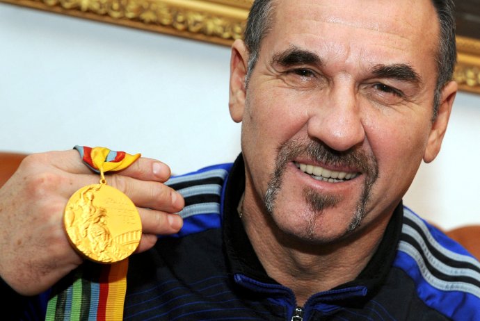 Stanislav Seman so svojou medailou. Foto – TASR (František Iván) z roku 2010.