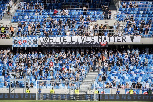 Sú ultras Slovana rasisti, keď hovoria, že na bielych životoch záleží?