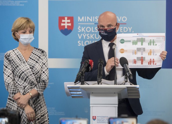 Minister školstva, Branislav Gröhling a hlavná odborníčka rezortu zdravotníctva pre starostlivosť o deti a dorast Elena Prokopová. Foto - TASR