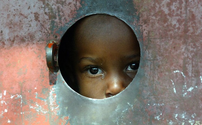 Dieťa v Kampale, hlavnom meste Ugandy. Ilustračné foto - TASR/AP