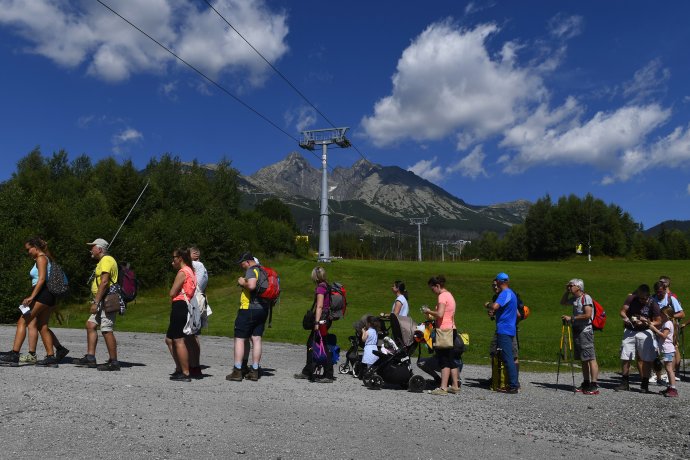 Turisti v rade na kabínkovú lanovku z Tatranskej Lomnice na Skalnaté pleso vo Vysokých Tatrách. Foto - TASR/Milan Kapusta