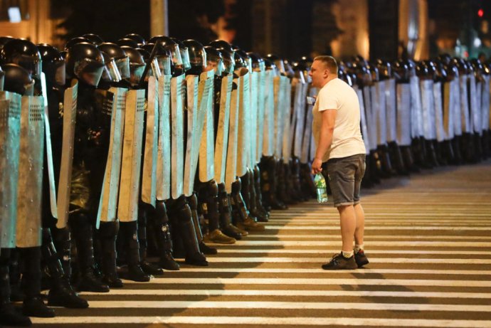 Protestujúci vs. bieloruská polícia. Foto - TASR/AP