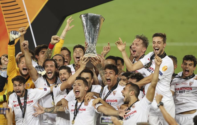 Futbalisti Sevilly oslavujú víťazstvo v Európskej lige. Foto - TASR/AP