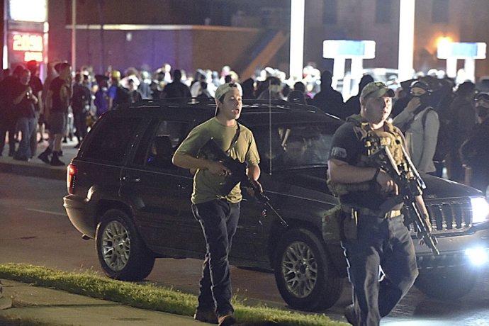 Kyle Rittenhouse (vľavo) počas protestov zabil dvoch ľudí a jedného zranil. Foto - TASR/AP