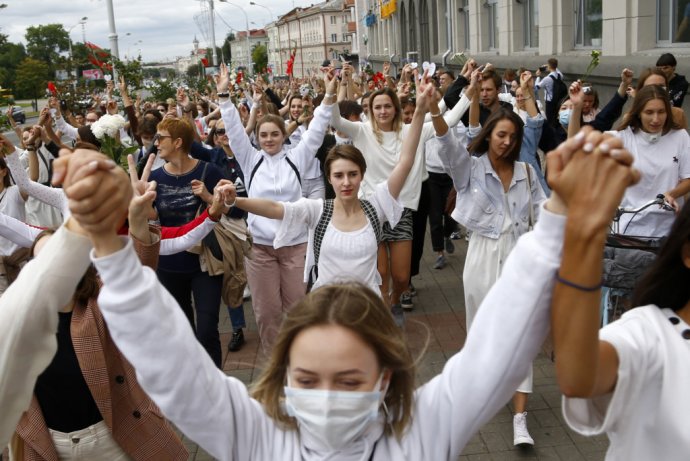 Bielorusky pri pokojnom proteste proti represiám. Foto - TASR/AP