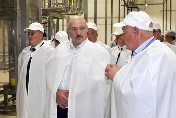 Alexandr Lukašenko v továrni na detskú stravu. Foto - TASR/AP