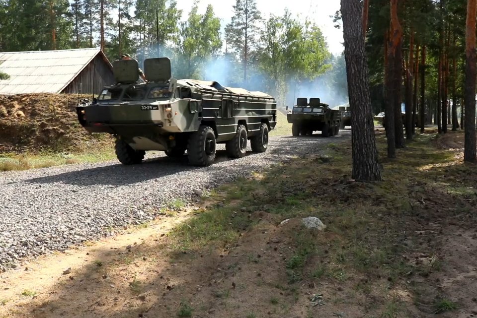 Armádne vozidlá počas cvičenia pri meste Astravec. Foto - tasr/ap