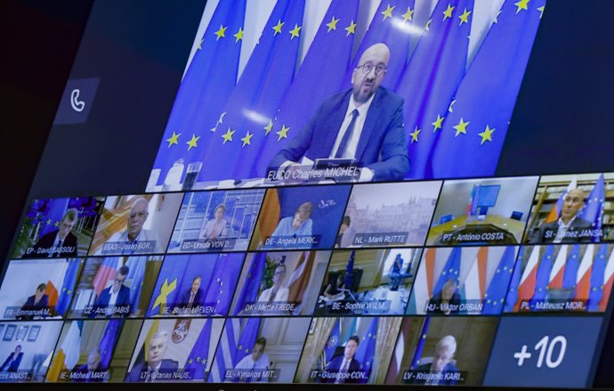 Predseda Európskej rady Charles Michel hovorí s lídrami krajín Európskej únie počas mimoriadneho videosamitu o Bielorusku. Foto - TASR/AP