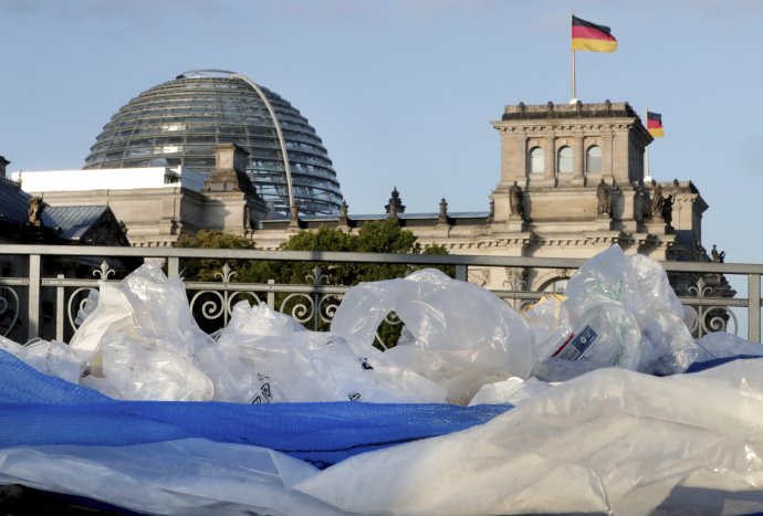 Poplatok z nerecyklovaného plastu má byť jedným z príjmov, z ktorých chce EÚ splácať spoločné pôžičky financujúce 750-miliardový program obnovy. Snímka je z demonštrácie v Berlíne. Foto - TASR/AP