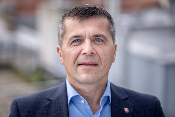 Z&nbsp;biznisového prostredia a&nbsp;s&nbsp;ilúziou o&nbsp;slušnosti šiel s&nbsp;Kiskom do politiky. Dnes ju Marek Antal prirovnáva k&nbsp;latríne