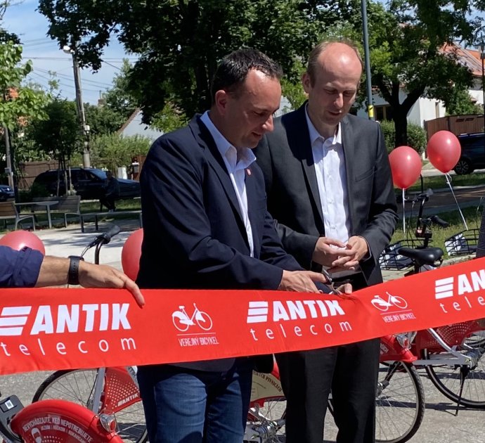 Peter Blaas (vpravo) vo Vajnoroch otvára prevádzku bikesharingu. Foto - N