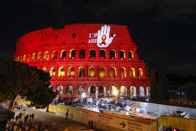 Rímske Koloseum nasvietené pri príležitosti Svetového dňa boja boja proti AIDS. FOTO TASR/AP