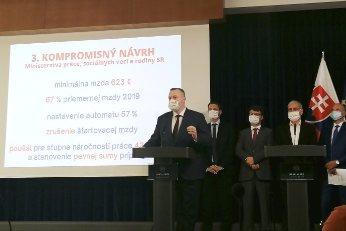 Minister práce Milan Krajniak po rokovaní hospodárskej a sociálnej rady. Foto - TASR