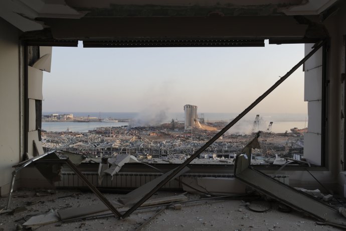 Na snímke materiálne škody po utorňajších masívnych výbuchoch v prístave v libanonskom hlavnom meste Bejrút v stredu 5. augusta 2020. Foto - TASR/AP