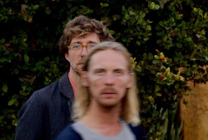 Erlend Øye (vzadu) a Sebastian Maschat. Foto - Erlend Øye