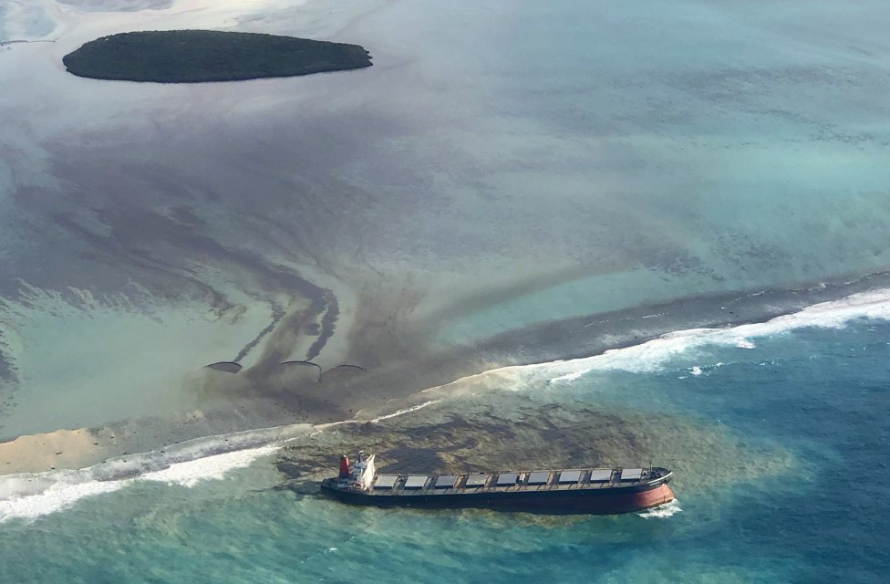 Únik ropných látok z nákladnej lode Wakashio v piatok 7. augusta 2020 pri pobreží Maurícia. Foto – TASR/AP
